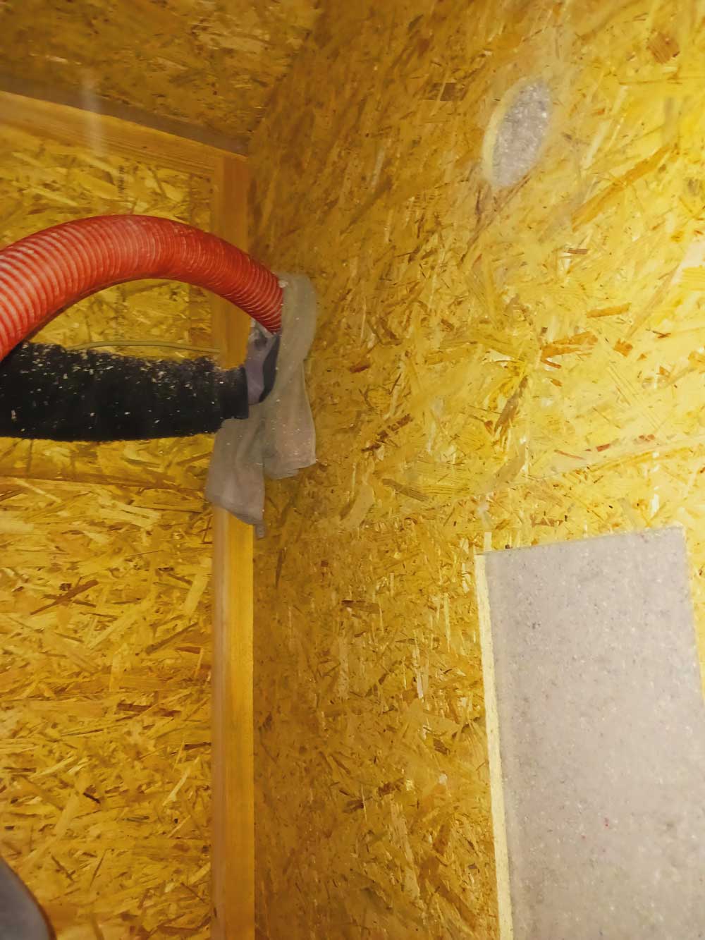 Dämmen-mit-Zellulose_abdichten